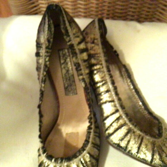APEPAZZA Pleated Peep Toe Pump Distressed Gold 7.5M Shoe Heel Metallic - Picture 3 of 7